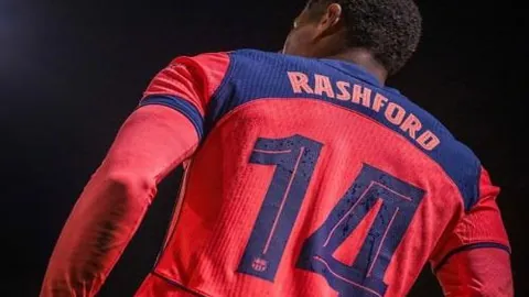 “曼联情结曝光：埃基蒂克回忆童年挚爱，法兰克福前锋儿时记忆”